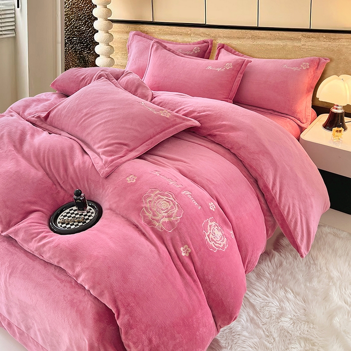 91家纺网 家纺一手货源 找家纺 梦舒羽 2025新款200克刺绣牛奶绒四件套珊瑚绒雪花绒床单款套件 玫瑰花园-粉