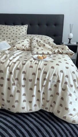 91家纺网 家纺一手货源 找家纺 汇庭 2024新品·雅棉春秋被系列--棚拍 摩卡小熊