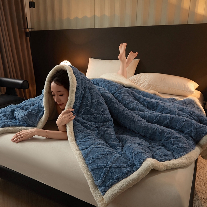 91家纺网 家纺一手货源 找家纺 澳梵家居 2024新款三层夹棉加厚塔肤绒毛毯-场景二 雾霾蓝-白