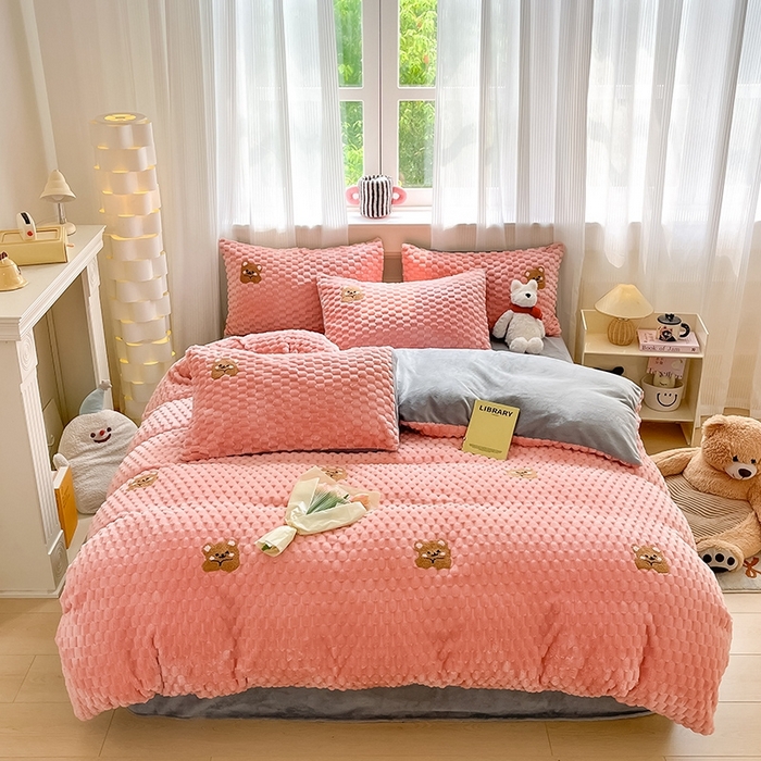 91家纺网 家纺一手货源 找家纺 澳梵家居 2024新款小清新豆豆绒牛奶绒毛巾绣四件套 趴趴熊-粉