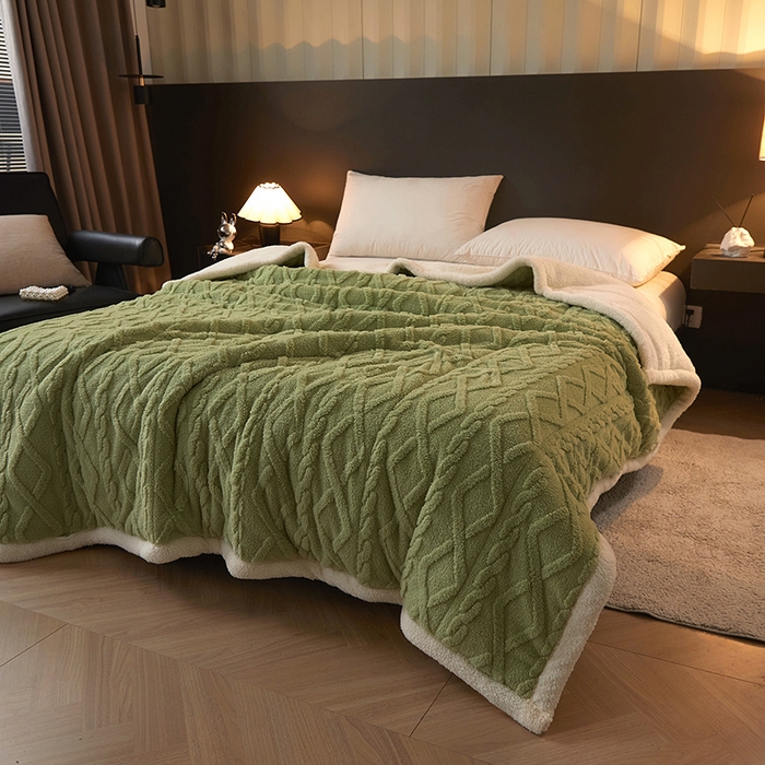 91家纺网 家纺一手货源 找家纺 澳梵家居 2024新款三层夹棉加厚塔肤绒毛毯-场景二 草绿-白