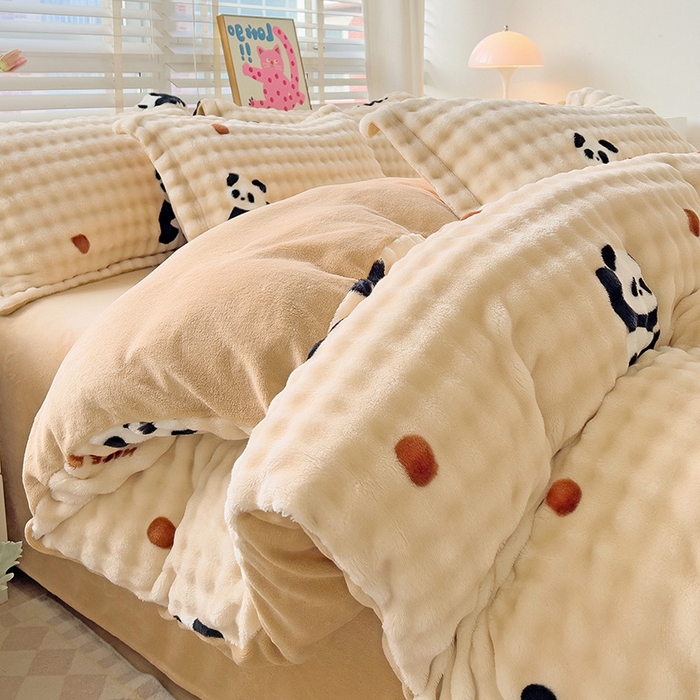 91家纺网 家纺一手货源 找家纺 宜家坊 2024新款牛奶绒泡泡印花四件套系列二 熊猫点点-咖