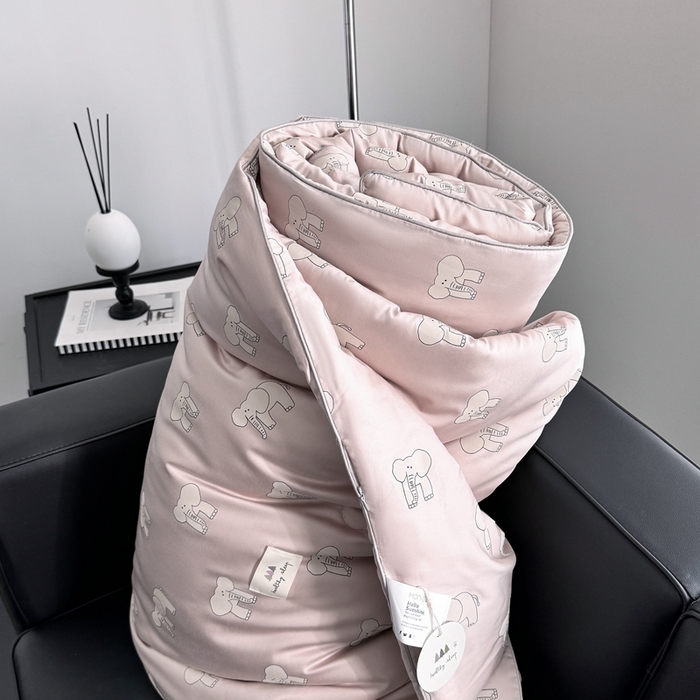 91家纺网 家纺一手货源 找家纺 汇庭 2024新品·雅棉春秋被系列--棚拍 多多象粉