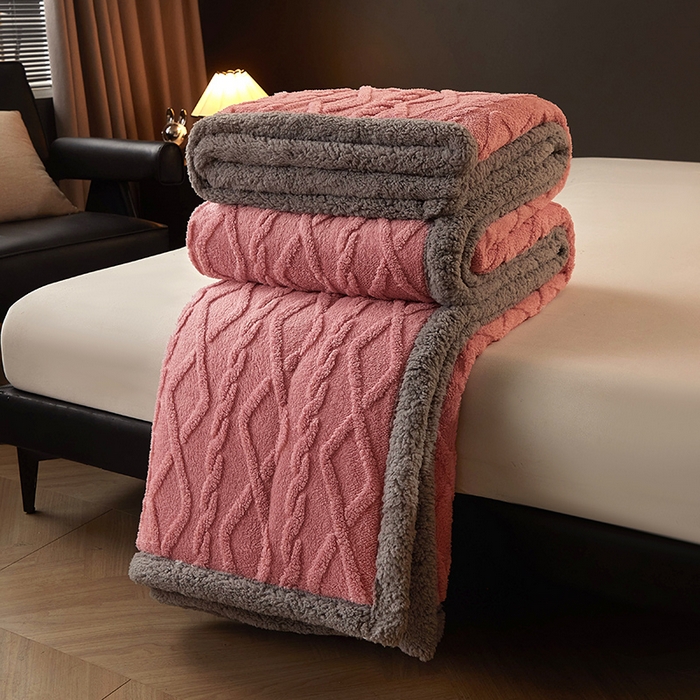 91家纺网 家纺一手货源 找家纺 澳梵家居 2024新款三层夹棉加厚塔肤绒毛毯-场景二 苏梅-灰