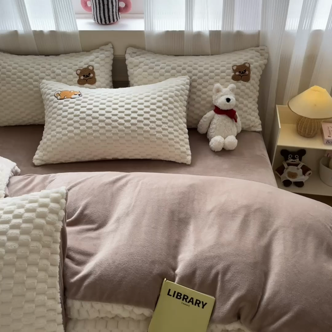 91家纺网 家纺一手货源 找家纺 澳梵家居 2024新款小清新豆豆绒牛奶绒毛巾绣四件套 懒懒阿柴-卡其