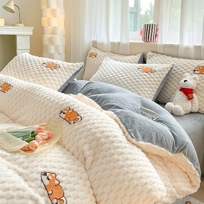 91家纺网 家纺一手货源 找家纺 澳梵家居 2024新款小清新豆豆绒牛奶绒毛巾绣四件套 懒懒阿柴-灰