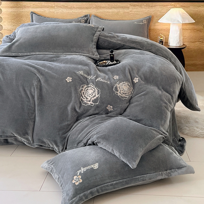 91家纺网 家纺一手货源 找家纺 梦舒羽 2025新款200克刺绣牛奶绒四件套珊瑚绒雪花绒床单款套件 玫瑰花园-灰