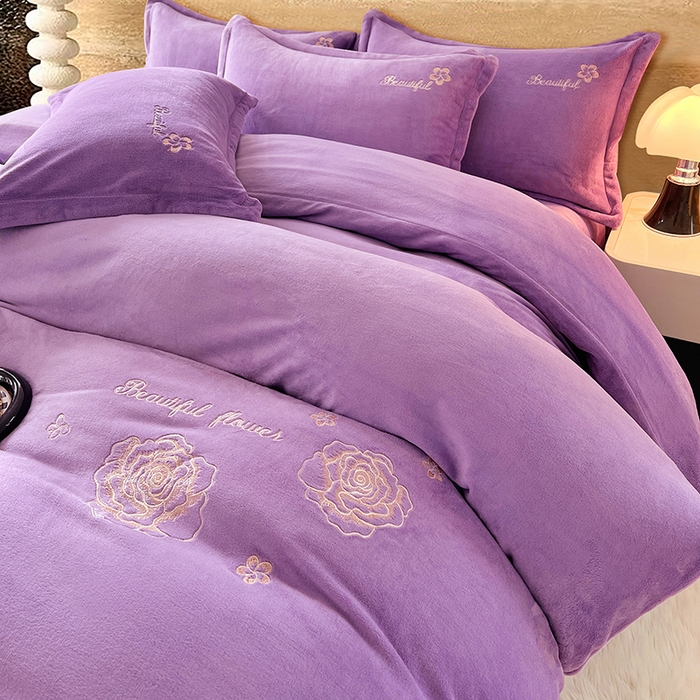 91家纺网 家纺一手货源 找家纺 梦舒羽 2025新款200克刺绣牛奶绒四件套珊瑚绒雪花绒床单款套件 玫瑰花园-紫