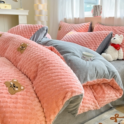 澳梵家居 2024新款小清新豆豆绒牛奶绒毛巾绣四件套 趴趴熊-粉