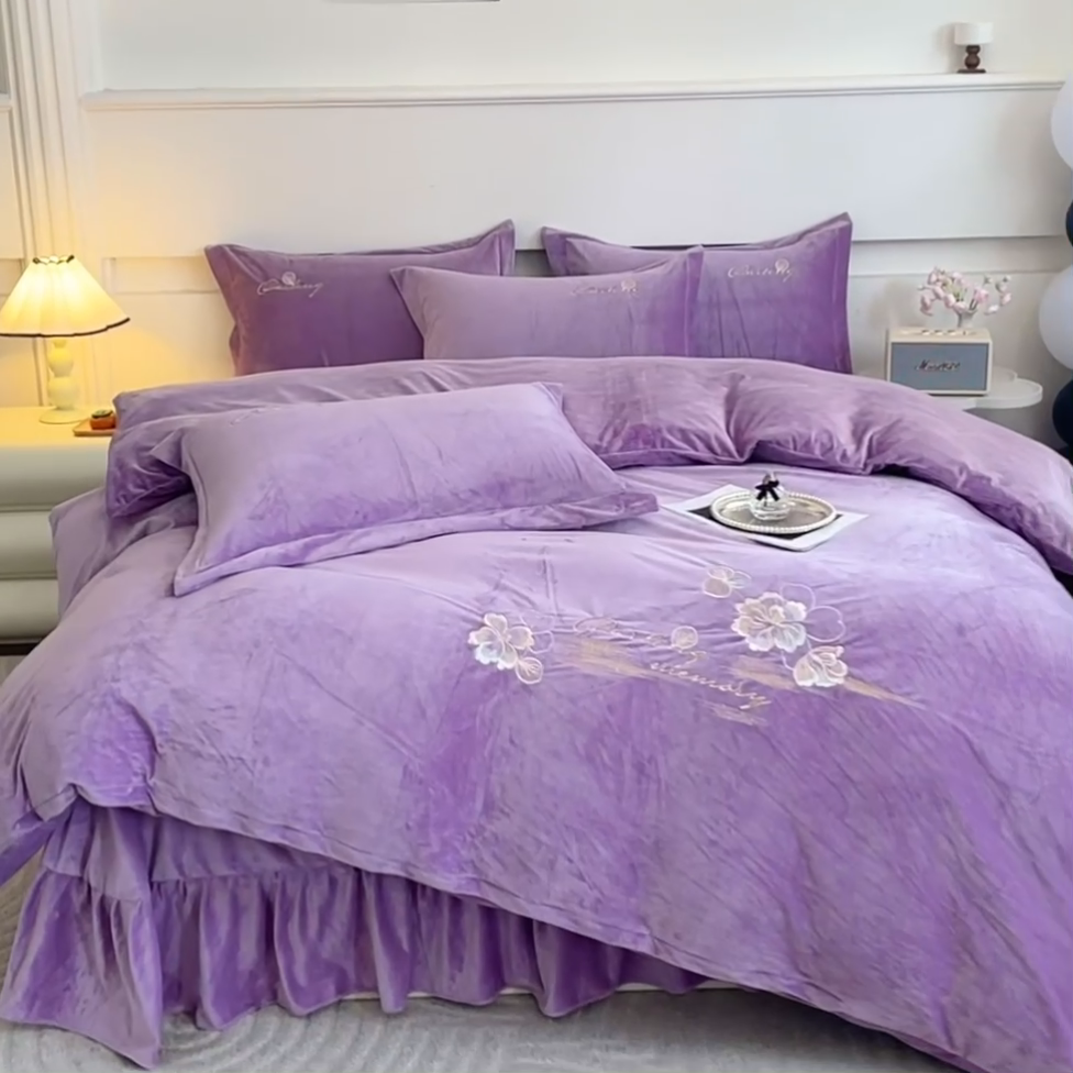 91家纺网 家纺一手货源 找家纺 2024新款母婴级花边床单款婴儿绒刺绣四件套 长相思-薰衣紫