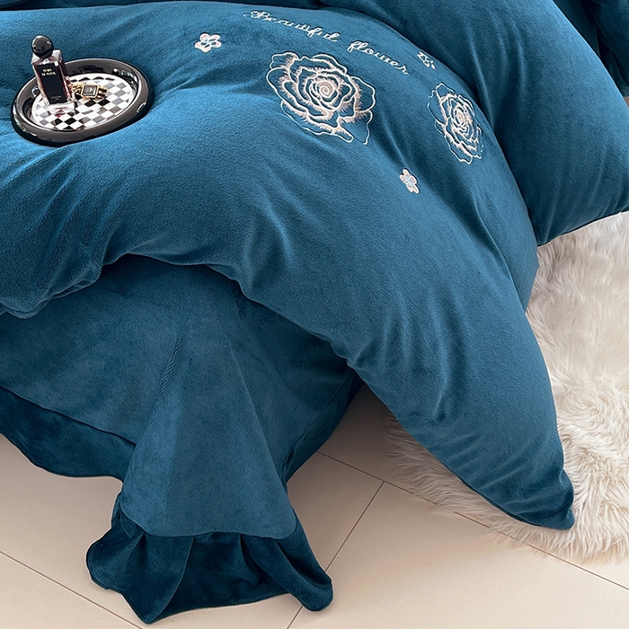 91家纺网 家纺一手货源 找家纺 梦舒羽 2025新款200克刺绣牛奶绒四件套珊瑚绒雪花绒床单款套件 玫瑰花园-蓝