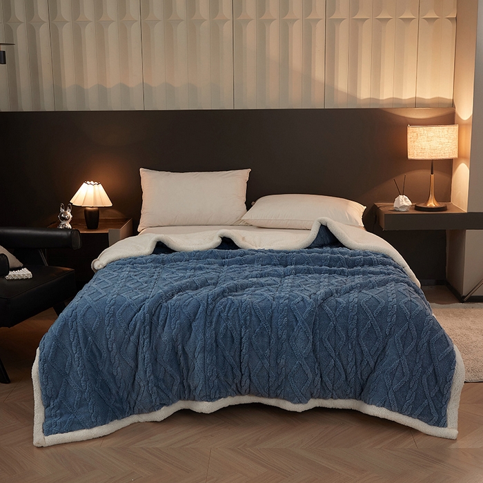 91家纺网 家纺一手货源 找家纺 澳梵家居 2024新款三层夹棉加厚塔肤绒毛毯-场景二 雾霾蓝-白