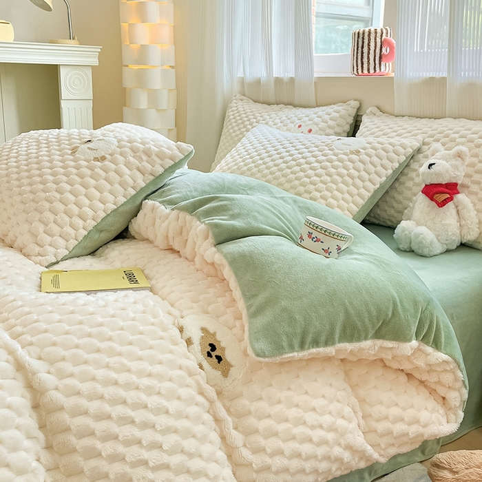 91家纺网 家纺一手货源 找家纺 澳梵家居 2024新款小清新豆豆绒牛奶绒毛巾绣四件套 小羊快跑-绿