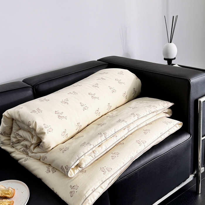 91家纺网 家纺一手货源 找家纺 汇庭 2024新品·雅棉春秋被系列--棚拍 小兔跳跳粉