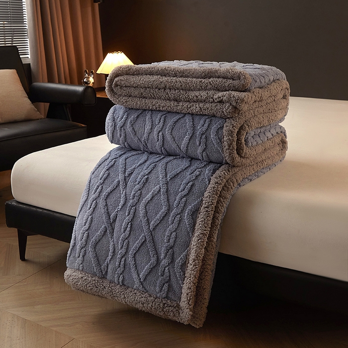 91家纺网 家纺一手货源 找家纺 澳梵家居 2024新款三层夹棉加厚塔肤绒毛毯-场景二 柔雾蓝-灰