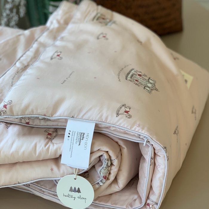 91家纺网 家纺一手货源 找家纺 汇庭 2024新品·雅棉春秋被系列--实拍图 摇篮木马粉