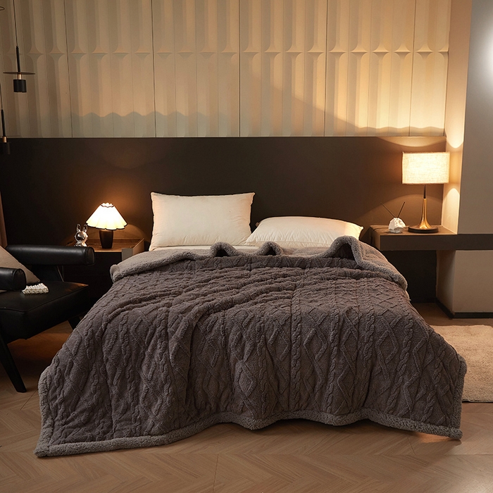 91家纺网 家纺一手货源 找家纺 澳梵家居 2024新款三层夹棉加厚塔肤绒毛毯-场景二 深灰-灰