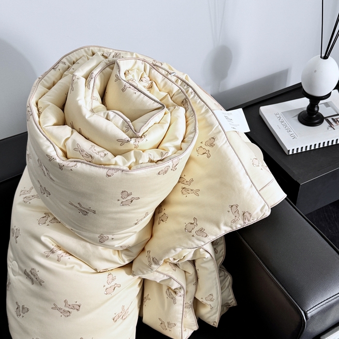 91家纺网 家纺一手货源 找家纺 汇庭 2024新品·雅棉春秋被系列--棚拍 小兔跳跳粉