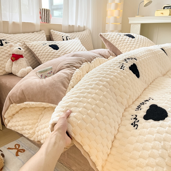 91家纺网 家纺一手货源 找家纺 澳梵家居 2024新款小清新豆豆绒牛奶绒毛巾绣四件套 熊头-卡其