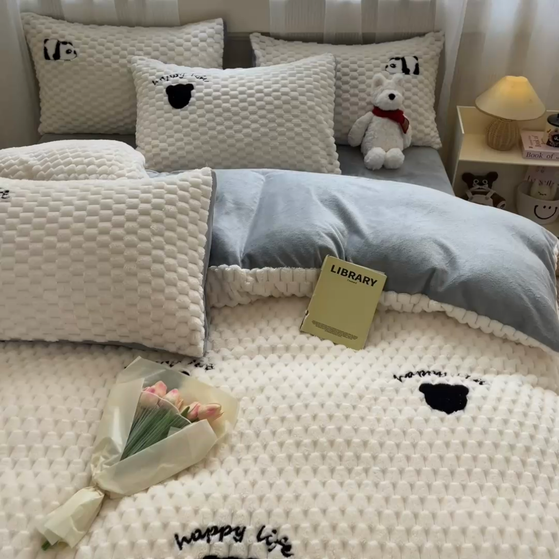 91家纺网 家纺一手货源 找家纺 澳梵家居 2024新款小清新豆豆绒牛奶绒毛巾绣四件套 熊头-灰