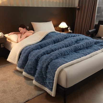 91家纺网 家纺一手货源 找家纺 澳梵家居 2024新款三层夹棉加厚塔肤绒毛毯-场景二 雾霾蓝-白