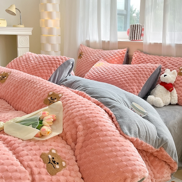 91家纺网 家纺一手货源 找家纺 澳梵家居 2024新款小清新豆豆绒牛奶绒毛巾绣四件套 趴趴熊-粉