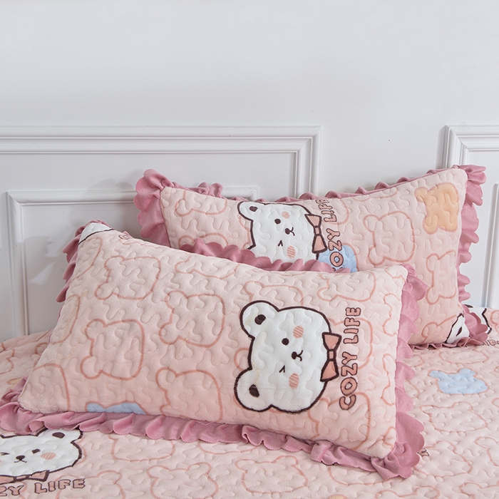 91家纺网 家纺一手货源 找家纺 2024新款亲肤牛奶绒夹棉床盖四件套 艾莉熊