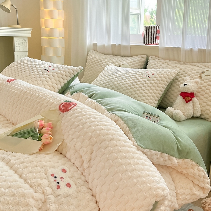 91家纺网 家纺一手货源 找家纺 澳梵家居 2024新款小清新豆豆绒牛奶绒毛巾绣四件套 快乐兔-绿