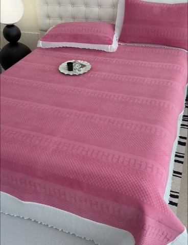 91家纺网 家纺一手货源 找家纺 冬然家纺 2024新款雕花绒床盖四件套 H-玫瑰粉