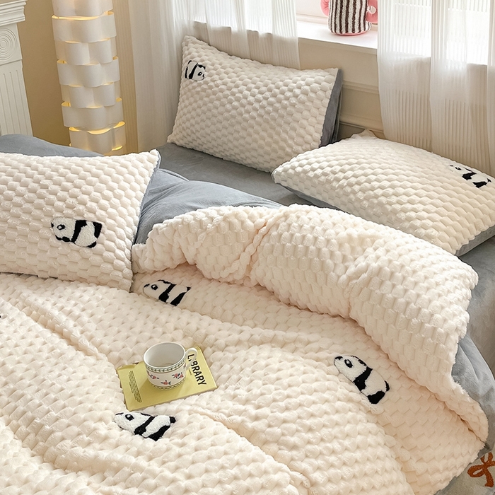 91家纺网 家纺一手货源 找家纺 澳梵家居 2024新款小清新豆豆绒牛奶绒毛巾绣四件套 小熊猫-灰