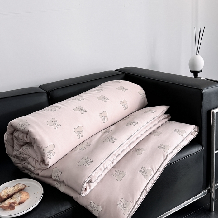 91家纺网 家纺一手货源 找家纺 汇庭 2024新品·雅棉春秋被系列--棚拍 多多象粉