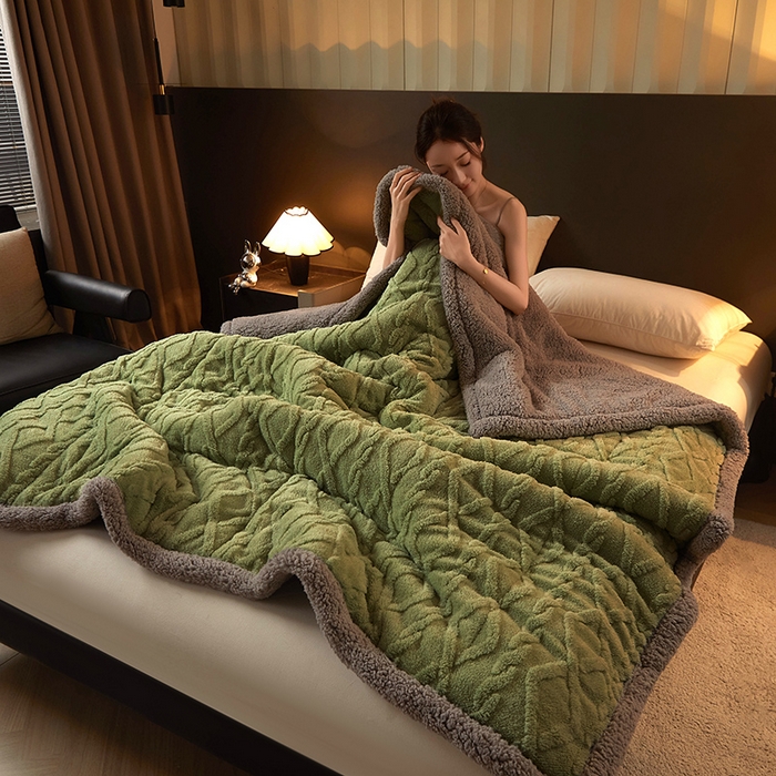 91家纺网 家纺一手货源 找家纺 澳梵家居 2024新款三层夹棉加厚塔肤绒毛毯-场景二 草绿-灰