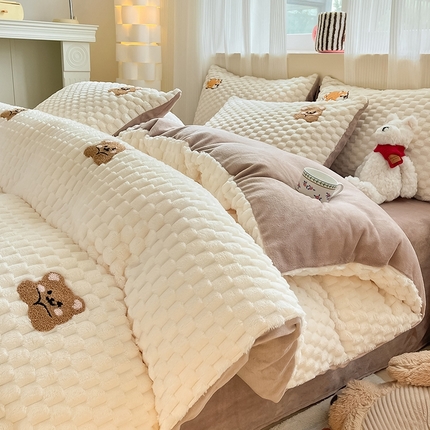 91家纺网 家纺一手货源 找家纺 （总）澳梵家居 2024新款小清新豆豆绒牛奶绒毛巾绣四件套