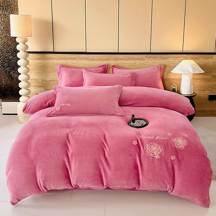 91家纺网 家纺一手货源 找家纺 梦舒羽 2025新款200克刺绣牛奶绒四件套珊瑚绒雪花绒床单款套件 玫瑰花园-粉