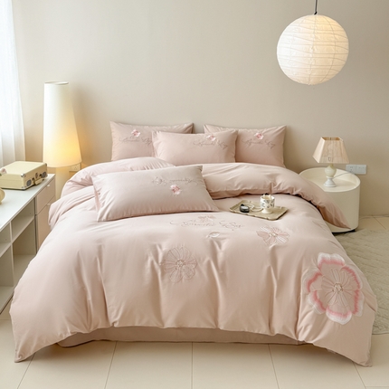 91家纺网 家纺一手货源 找家纺 典曼家纺 2024新款A类高精密24*21支磨毛绣花四件套-汀兰 汀兰-柔雾粉