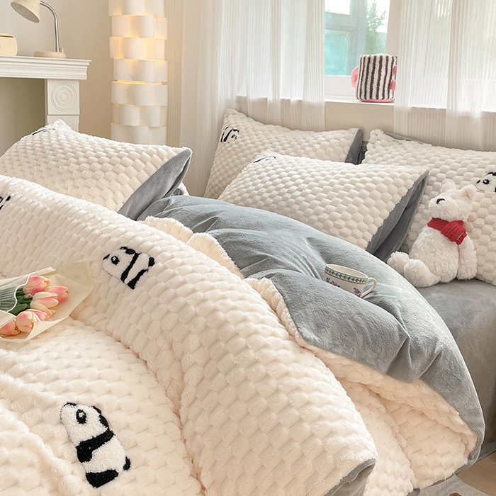 91家纺网 家纺一手货源 找家纺 澳梵家居 2024新款小清新豆豆绒牛奶绒毛巾绣四件套 小熊猫-灰