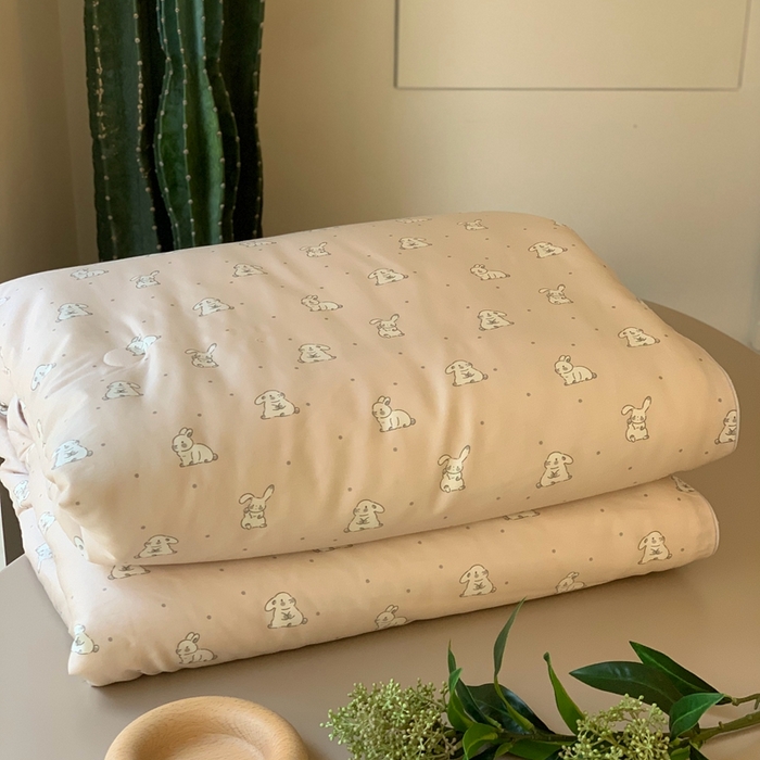 91家纺网 家纺一手货源 找家纺 汇庭 2024新品·雅棉春秋被系列--实拍图 调皮小兔