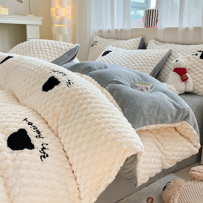 91家纺网 家纺一手货源 找家纺 澳梵家居 2024新款小清新豆豆绒牛奶绒毛巾绣四件套 熊头-灰