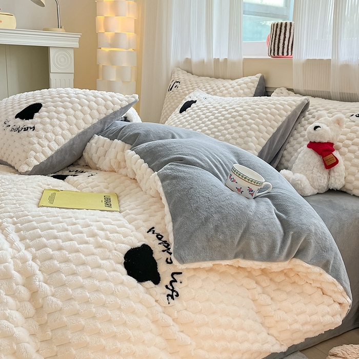 91家纺网 家纺一手货源 找家纺 澳梵家居 2024新款小清新豆豆绒牛奶绒毛巾绣四件套 熊头-灰