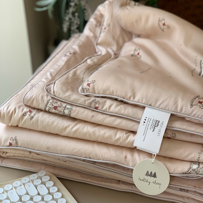 91家纺网 家纺一手货源 找家纺 汇庭 2024新品·雅棉春秋被系列--实拍图 摇篮木马粉