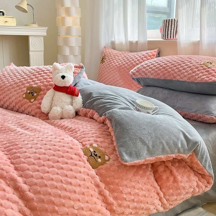 91家纺网 家纺一手货源 找家纺 澳梵家居 2024新款小清新豆豆绒牛奶绒毛巾绣四件套 趴趴熊-粉