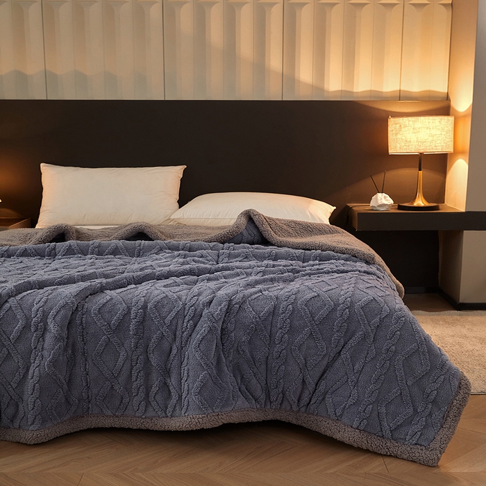 91家纺网 家纺一手货源 找家纺 澳梵家居 2024新款三层夹棉加厚塔肤绒毛毯-场景二 柔雾蓝-灰