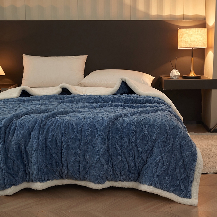 91家纺网 家纺一手货源 找家纺 澳梵家居 2024新款三层夹棉加厚塔肤绒毛毯-场景二 雾霾蓝-白