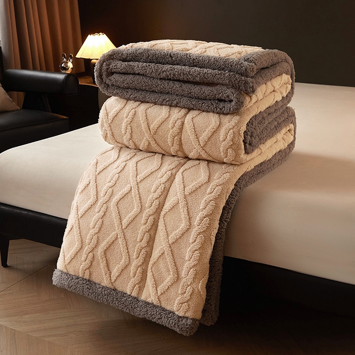 91家纺网 家纺一手货源 找家纺 澳梵家居 2024新款三层夹棉加厚塔肤绒毛毯-场景二 卡其灰