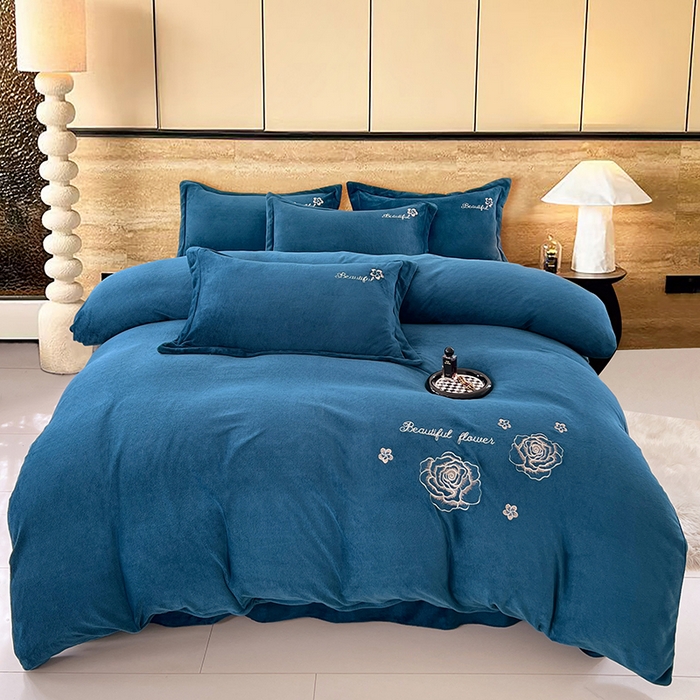 91家纺网 家纺一手货源 找家纺 梦舒羽 2025新款200克刺绣牛奶绒四件套珊瑚绒雪花绒床单款套件 玫瑰花园-蓝