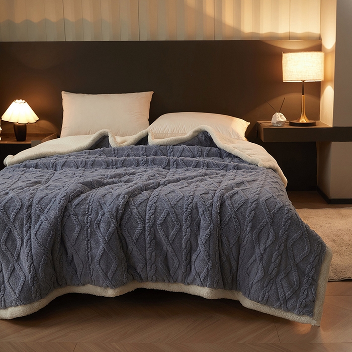 91家纺网 家纺一手货源 找家纺 澳梵家居 2024新款三层夹棉加厚塔肤绒毛毯-场景二 柔雾蓝-白