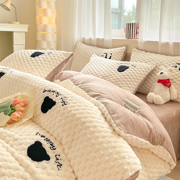 91家纺网 家纺一手货源 找家纺 澳梵家居 2024新款小清新豆豆绒牛奶绒毛巾绣四件套 熊头-卡其