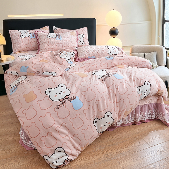 91家纺网 家纺一手货源 找家纺 2024新款亲肤牛奶绒夹棉床盖四件套 艾莉熊