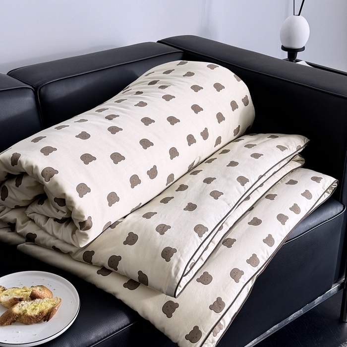 91家纺网 家纺一手货源 找家纺 汇庭 2024新品·雅棉春秋被系列--棚拍 摩卡小熊