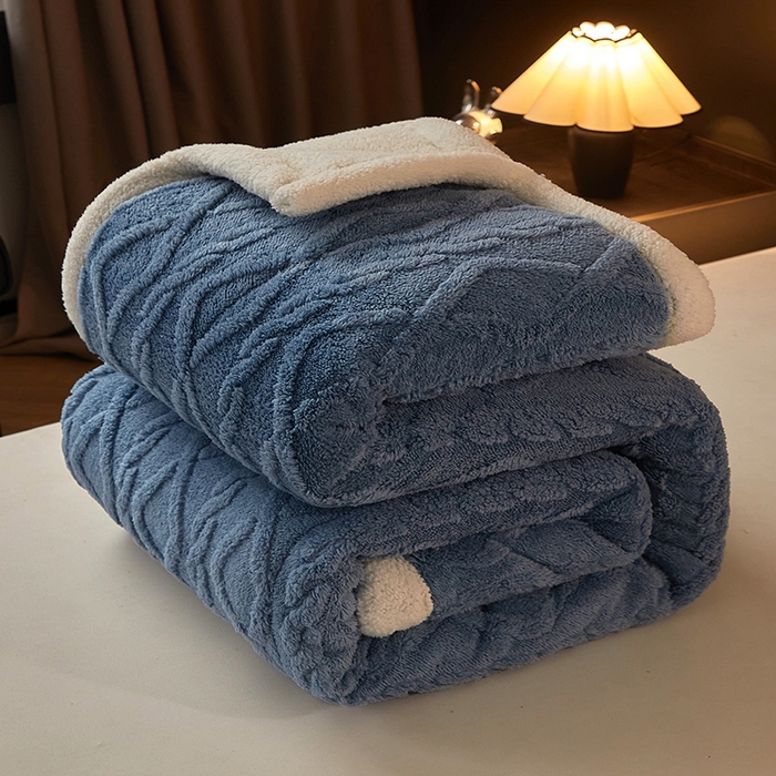 91家纺网 家纺一手货源 找家纺 澳梵家居 2024新款三层夹棉加厚塔肤绒毛毯-场景二 雾霾蓝-白